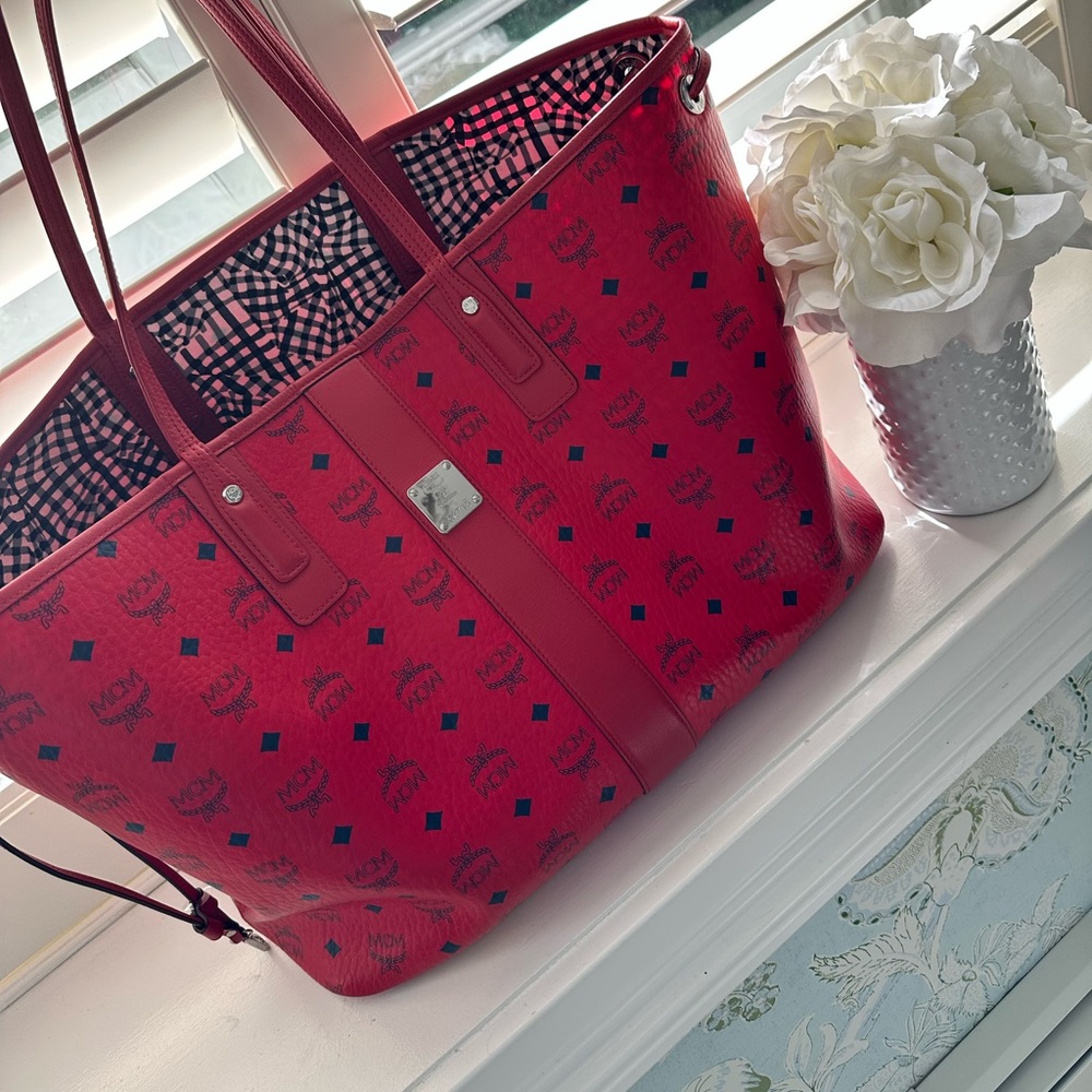 Large MCM shopper candy apple red. With pochette
